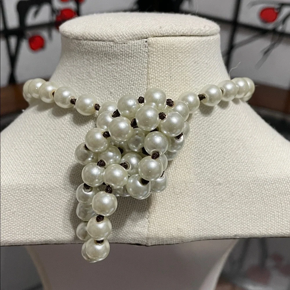 Pearl Bead Necklace with Stone Pendant - White. Vintage